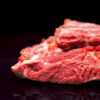 carne de potro para guisar sobre fondo negro