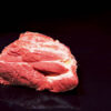 carne de potro para guisar sobre fondo negro