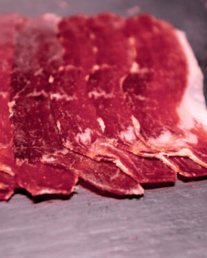 Cecina de potro sobre fondo negro
