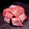 Piezas de carne para guiso sobre fondo negro