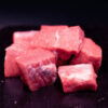 Piezas de carne para guiso sobre fondo negro