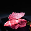 Carne de aguja sobre fondo negro