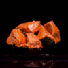 Carne adobada sobre fondo negro